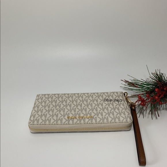 Michael Kors Jet Set Travel Large Zip Wallet - Picture 5 of 9